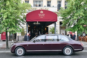Der Bentley für die britische Königin Elizabeth II. steht am 24.06.2015 in Berlin vor dem Hotel Adlon