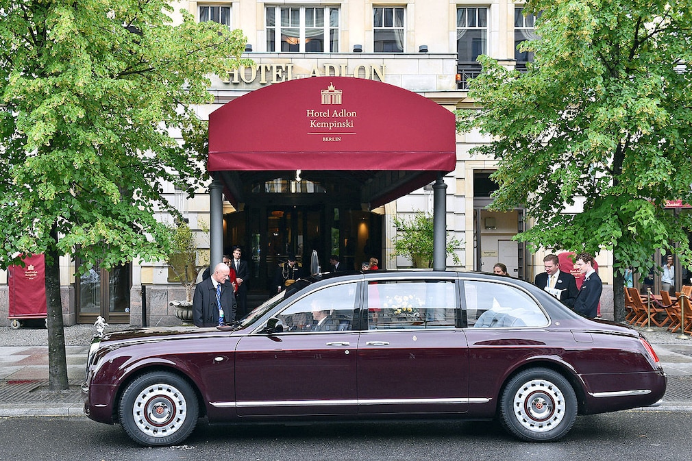 Der Bentley für die britische Königin Elizabeth II. steht am 24.06.2015 in Berlin vor dem Hotel Adlon
