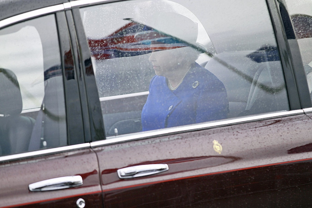 Die britische Königin Elizabeth II. kommt am 23.06.2015 in Berlin am Flughafen Tegel an