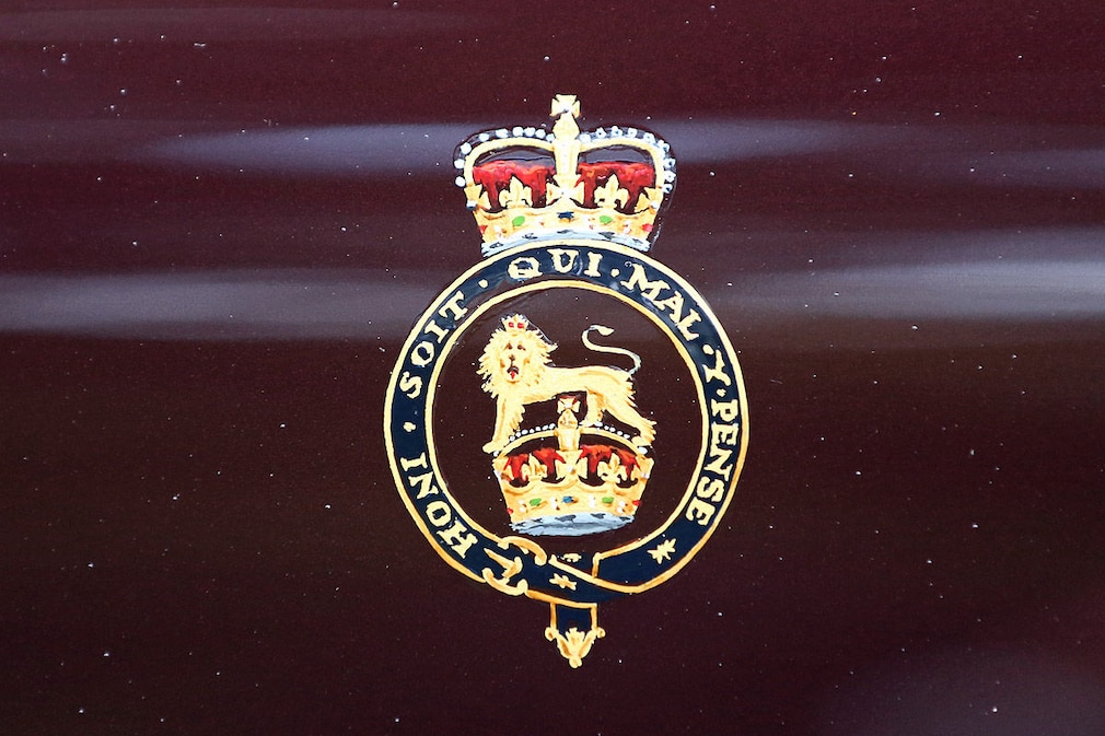 Ein königliches Wappen ist am 24.06.2015 in Berlin auf der Motorhaube des Bentleys der britischen Monarchin zu sehen