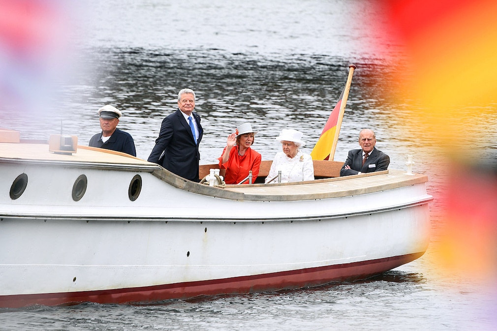Königin Elizabeth II. und Prinz Philip fahren am 24.06.2015 in Berlin mit Bundespräsident Joachim Gauck (l) und dessen Lebensgefährtin Daniela Schadt (2.v.l) auf dem Boot "Ajax" auf der Spree entlang