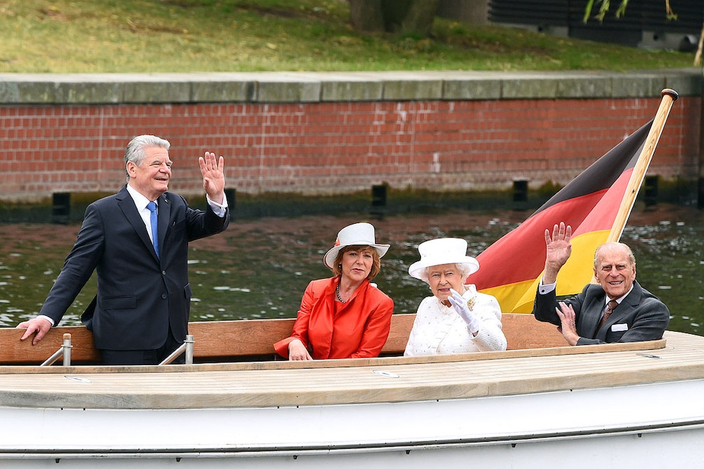 Königin Elizabeth II. und Prinz Philip fahren am 24.06.2015 in Berlin mit Bundespräsident Joachim Gauck (l) und dessen Lebensgefährtin Daniela Schadt (2.v.l) auf dem Boot "Ajax" auf der Spree entlang