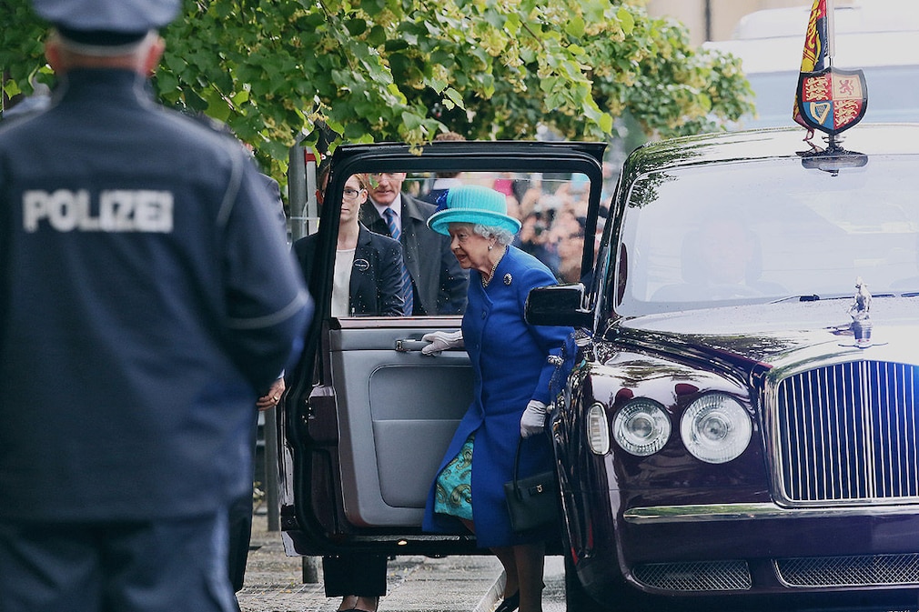Die britische Königin Elizabeth II. kommt am 23.06.2015 in Berlin am Hotel Adlon an