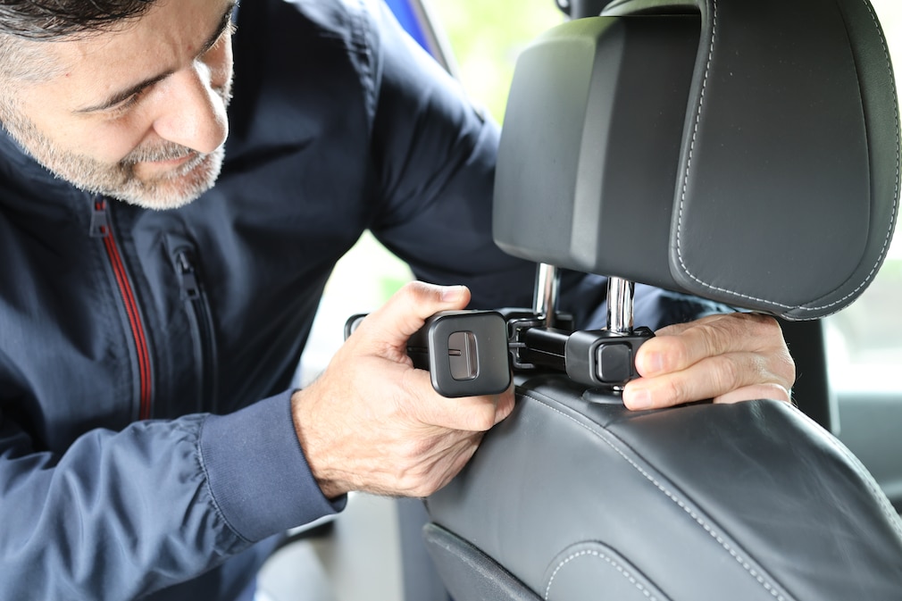 Tablet-Halter im Test: Fixierung zwischen den beiden Kopfstützenstangen