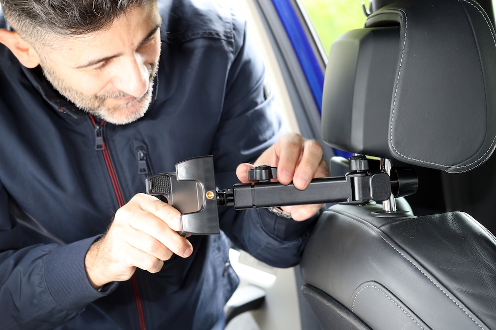 Tablet-Halter im Test: etwas aufwendiger mit Schraubsystem zu befestigen