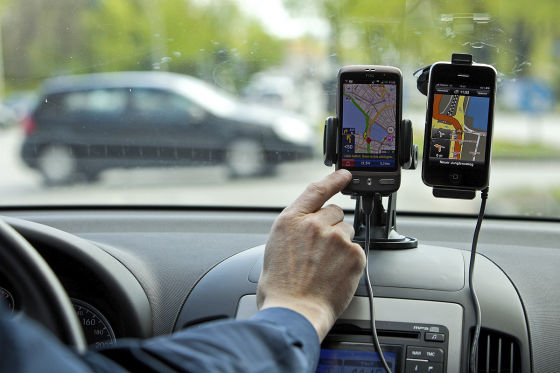 Handyhalterung am Steuer: Smartphones beim Fahren erlaubt?