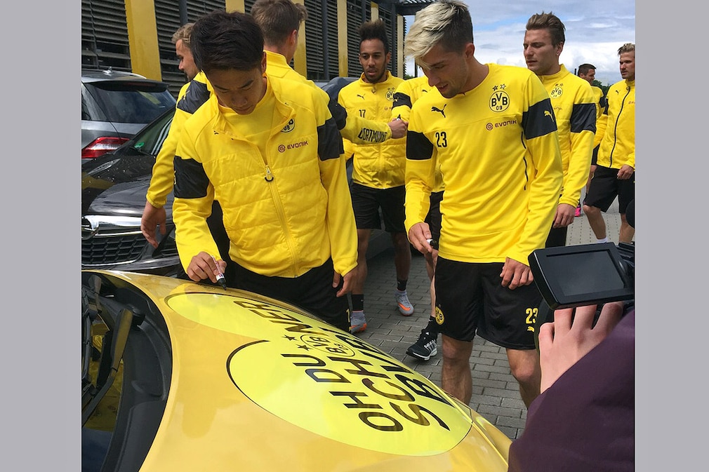 Opel und Markenbotschafter Jürgen Klopp beweisen ganz viel Herz. Gemeinsam geben der Autobauer und der Trainerstar Jürgen Klopps letzten Dienstwagen im BVB-Look heute in eine Auktion bei unitedcharity.de.