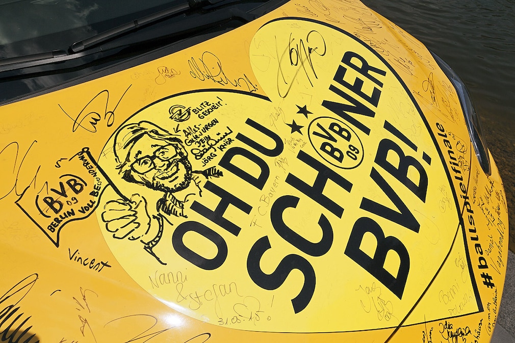 Opel und Markenbotschafter Jürgen Klopp beweisen ganz viel Herz. Gemeinsam geben der Autobauer und der Trainerstar Jürgen Klopps letzten Dienstwagen im BVB-Look heute in eine Auktion bei unitedcharity.de.