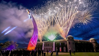 Feuerwerk für die Mazda-Skulptur