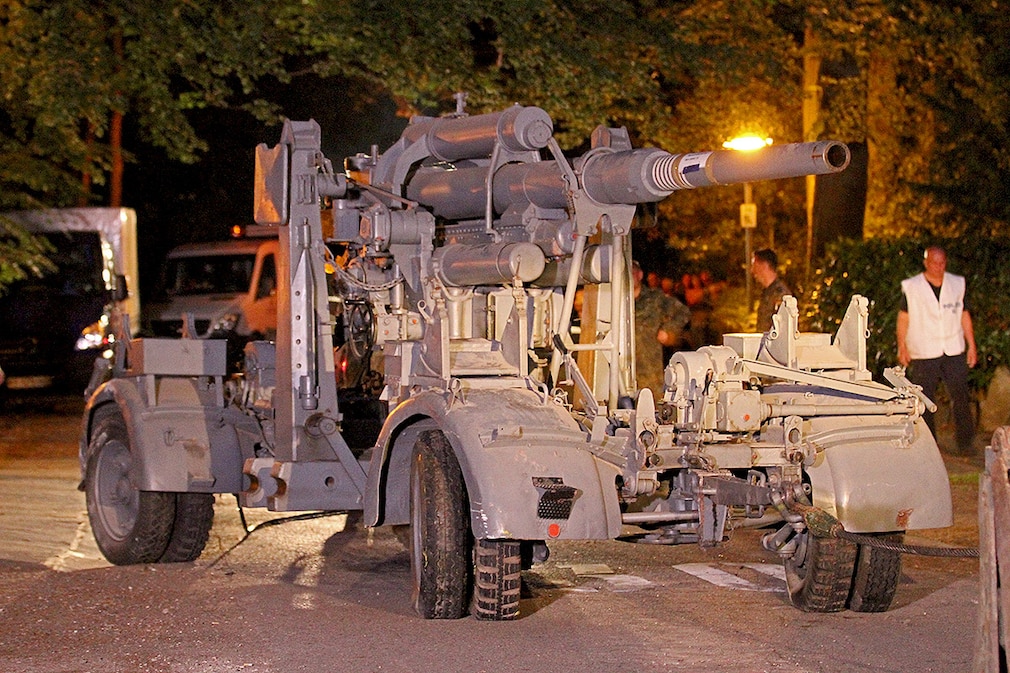 Waffensammeler - Razzia - Die komplizierte Bergung eines Weltkriegs-Panzers und einer Flak aus der Kellergarage eines Sammlers in Heikendorf bei Kiel hat der Bundeswehr einiges abverlangt. Rund neun Stunden brauchten die Pioniere aus Husum, um den Panzer aus dem Haus zu holen und auf einen Tieflader zu schieben.