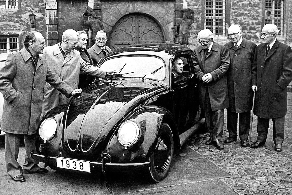Aus Anlass des 40. Jahrestages des Volkswagen-Werks in Wolfsburg stehen am 25.11.1976 die "Männer der ersten Stunde" , (l.-r.) Walter Fröde, Heinz Gröschel, Herbert Kaes, Hans Klauser, Ferdinand Porsche (am Steuer), Rudolf Ringel, Werner Rixmann und Wilhelm Vorwig neben dem 1938 gebauten Protoypen 3 des VW-Käfers. Am 30. Juli 2003 läuft in Mexiko der weltweit letzte Käfer vom Band. Damit geht nahe der Stadt Puebla - 125 Kilometer südöstlich von Mexiko-Stadt - ein fast 70-jähriges Kapitel Automobilgeschichte zu Ende. Vom Käfer, der in den dreißiger Jahren von Ferdinand Porsche entwickelt wurde, wurden insgesamt 21,5 Millionen Exemplare gebaut, davon 1,7 Millionen in Mexiko. In Europa wurde 1978 die Produktion eingestellt, als das letzte Exemplar in Emden vom Band lief.