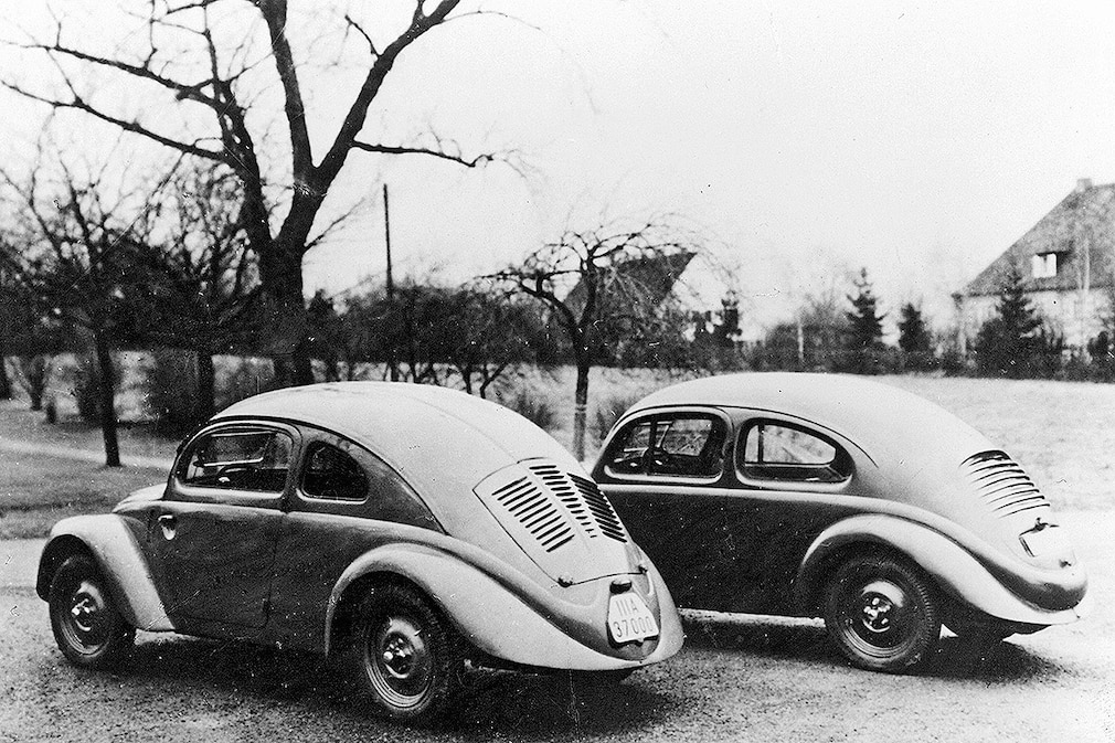 Blick auf die Prototypen des VW-Käfer aus den Jahren 1936 und 1937.