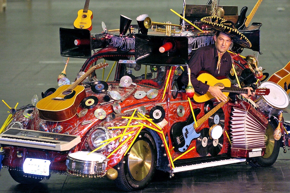 Aus dem zu einer fahrenden Musikbox umgebauten VW Käfer schaut Harod Blank am 19.11.2003 beim Fototermin zur Motor Show in Essen