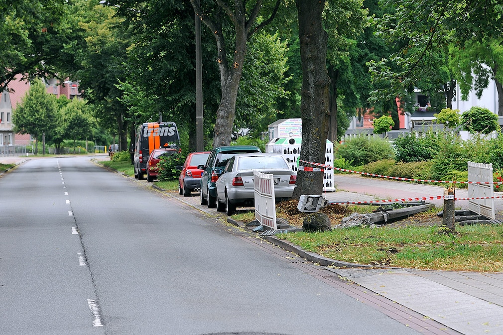 Die Unfallstelle an der besonders langen Schwaneweder Straße nach illegalem Straßenrennen in Bremen