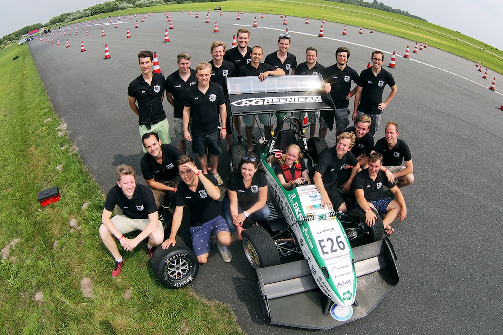 Das Greenteam der Universität Stuttgart posiert am 17.07.2015 auf dem Jade-Weser-Airport in Mariensiel vor ihrem Elektro-Rennwagen E0711-5