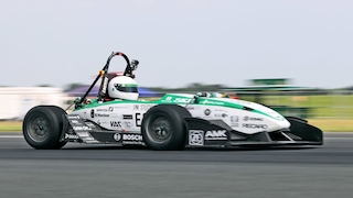 Der Elektro-Rennwagen E0711-5 der Universität Stuttgart fährt am 17.07.2015 auf dem Jade-Weser-Airport in Mariensiel