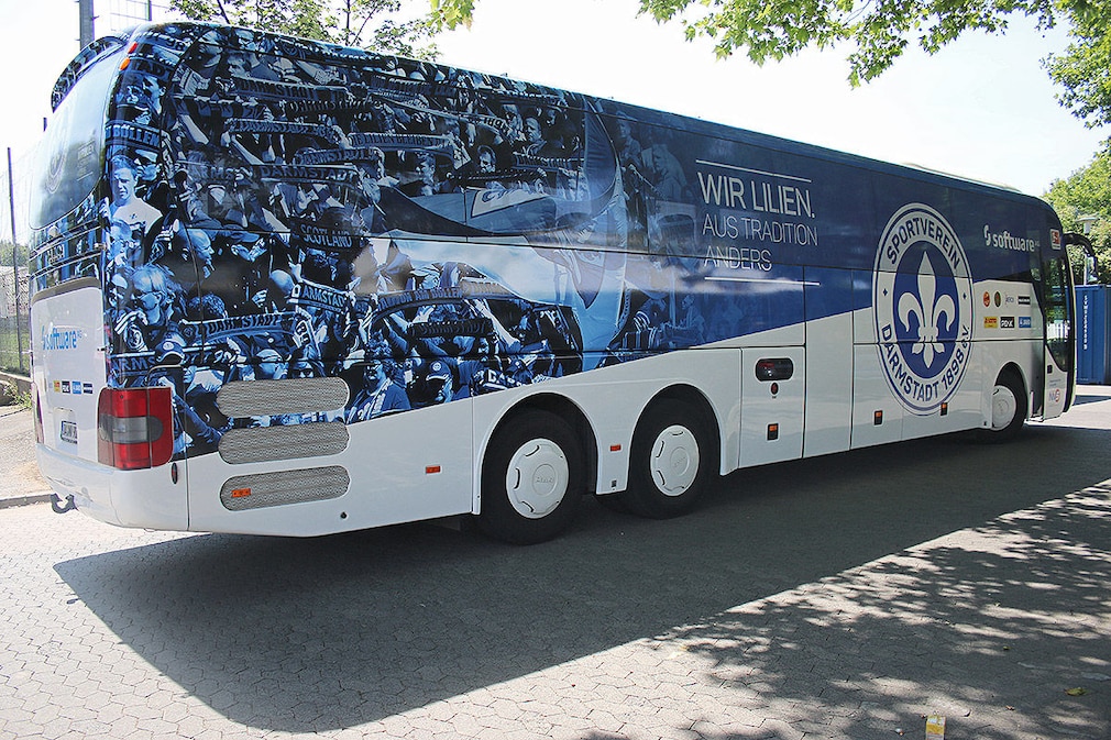 Die Mannschaftsbusse der Fußball-Bundesligisten