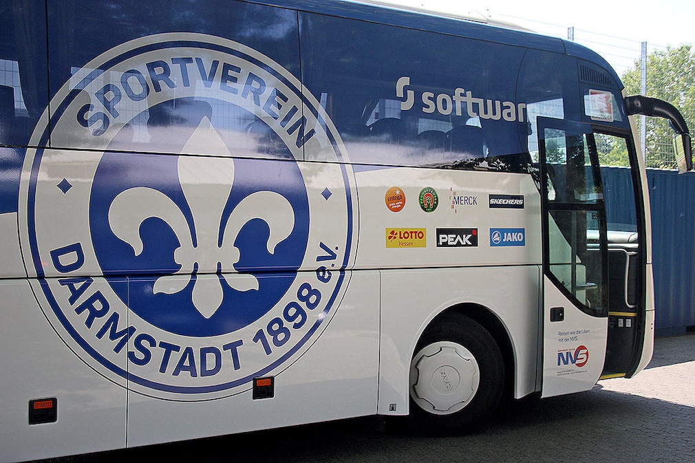 Die Mannschaftsbusse der Fußball-Bundesligisten