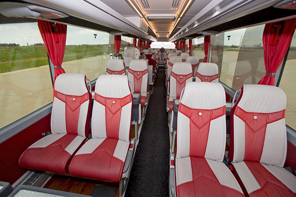 Die Mannschaftsbusse der Fußball-Bundesligisten