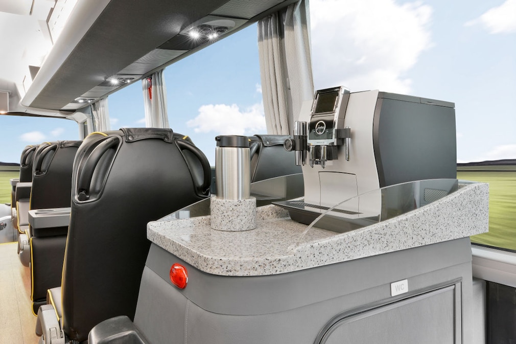 Die Mannschaftsbusse der Fußball-Bundesligisten