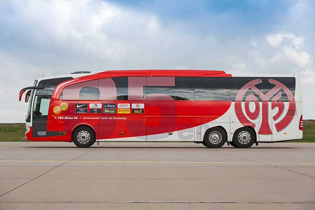 Die Mannschaftsbusse der Fußball-Bundesligisten