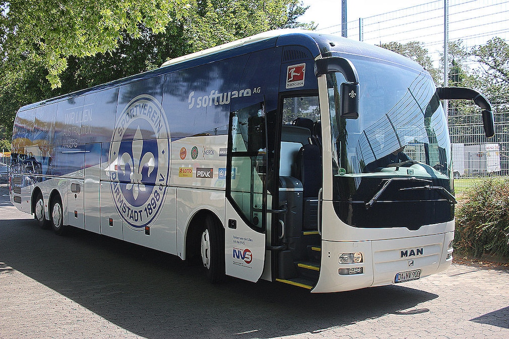 Die Mannschaftsbusse der Fußball-Bundesligisten