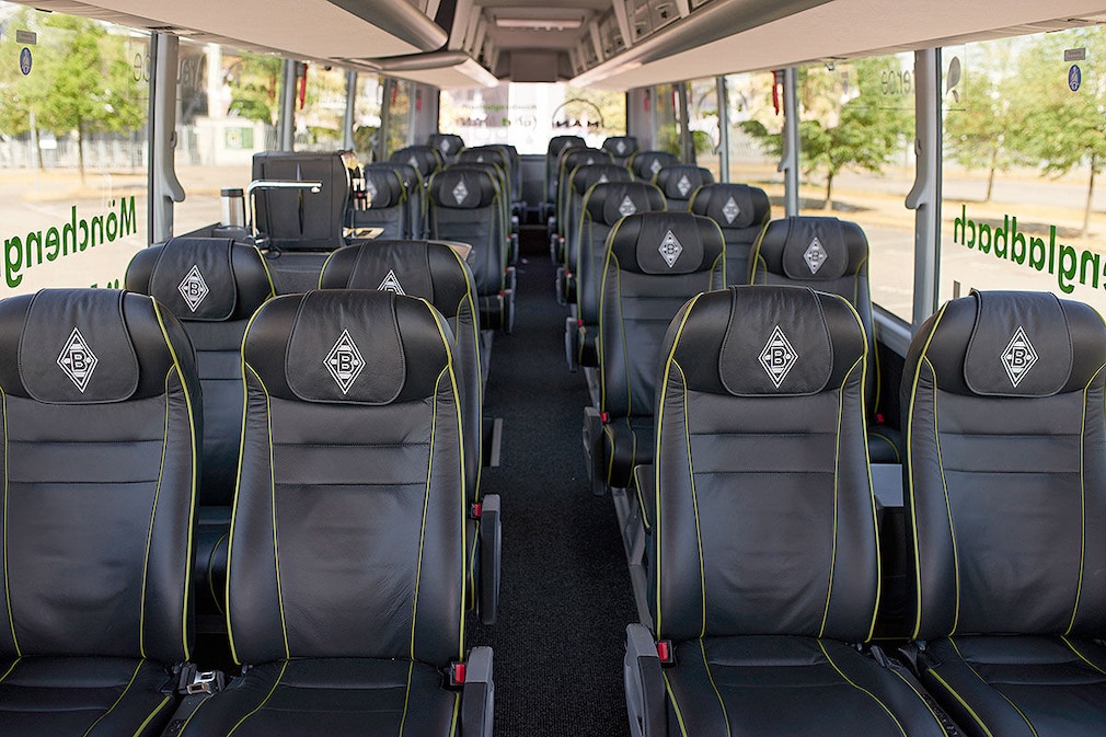 Die Mannschaftsbusse der Fußball-Bundesligisten