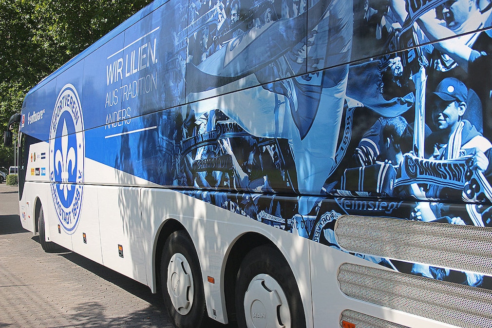 Die Mannschaftsbusse der Fußball-Bundesligisten