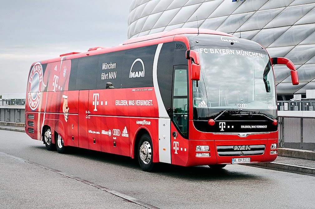 Die Mannschaftsbusse der Fußball-Bundesligisten