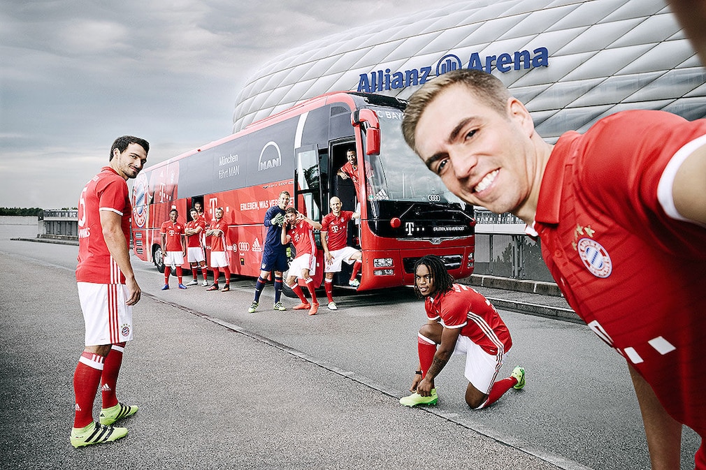 Die Mannschaftsbusse der Fußball-Bundesligisten