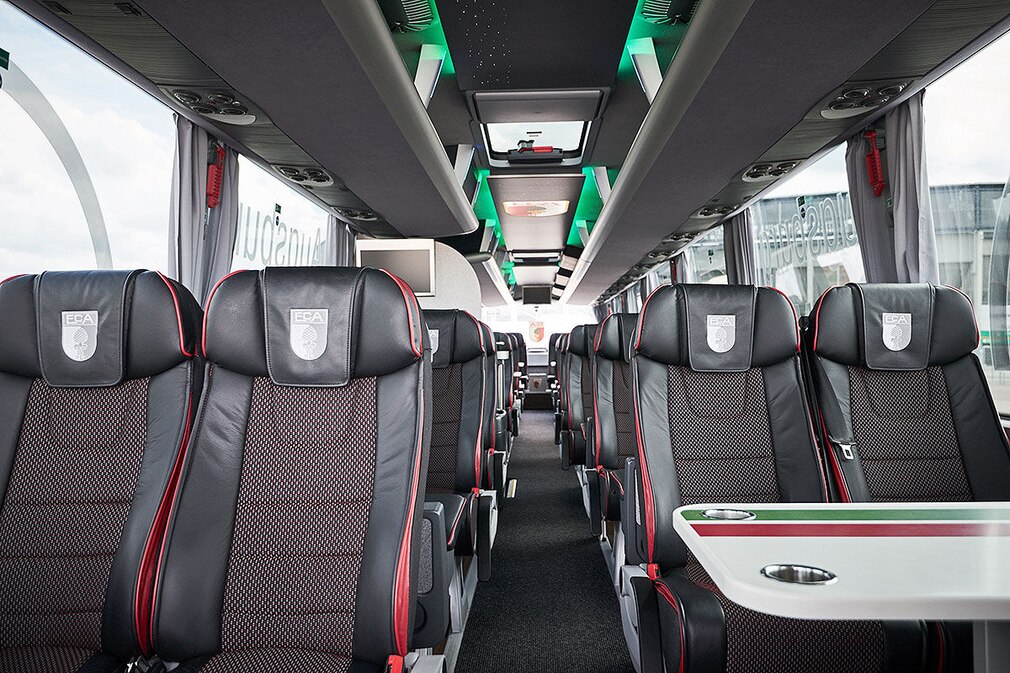 Die Mannschaftsbusse der Fußball-Bundesligisten