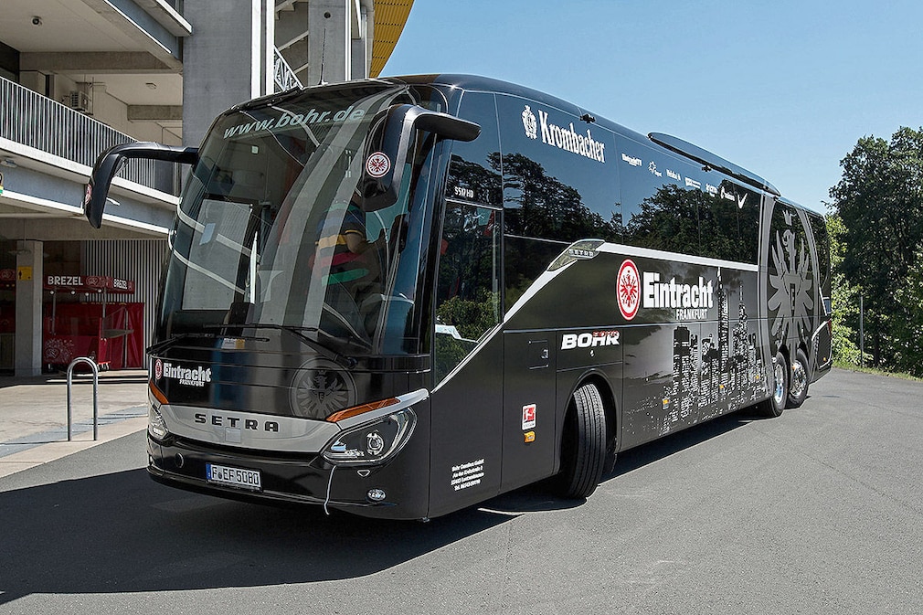 Die Mannschaftsbusse der Fußball-Bundesligisten
