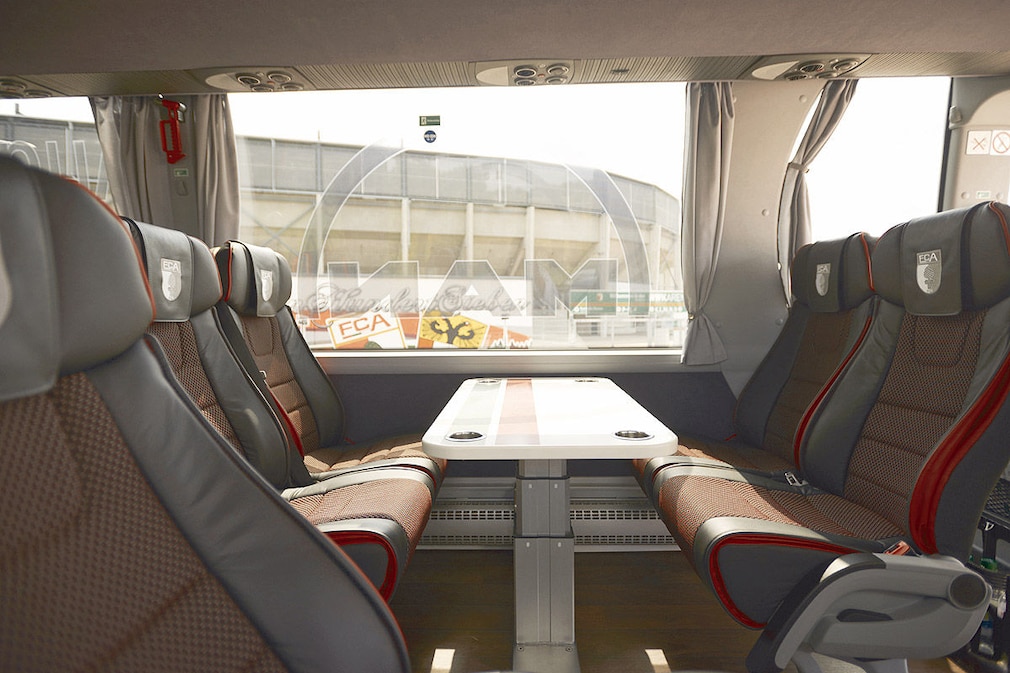 Die Mannschaftsbusse der Fußball-Bundesligisten