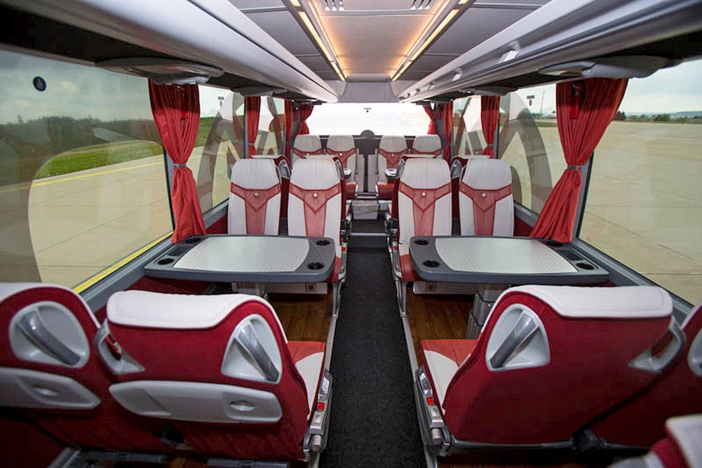 Die Mannschaftsbusse der Fußball-Bundesligisten