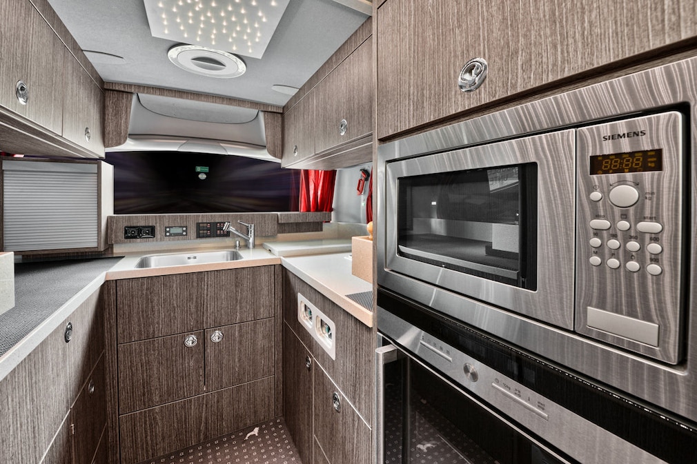 Die Mannschaftsbusse der Fußball-Bundesligisten