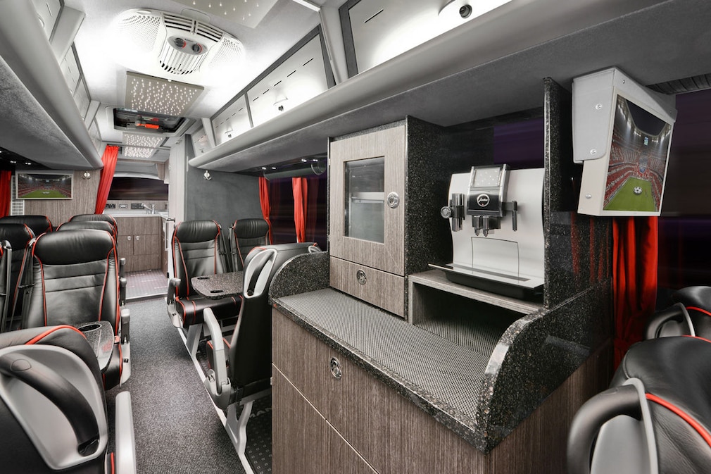 Die Mannschaftsbusse der Fußball-Bundesligisten