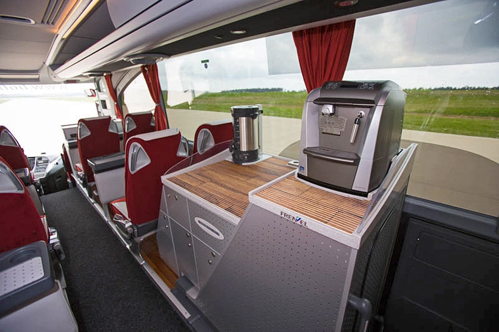 Die Mannschaftsbusse der Fußball-Bundesligisten