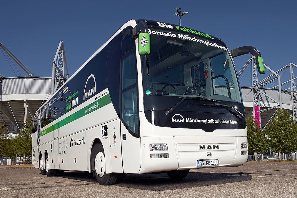 Die Mannschaftsbusse der Fußball-Bundesligisten