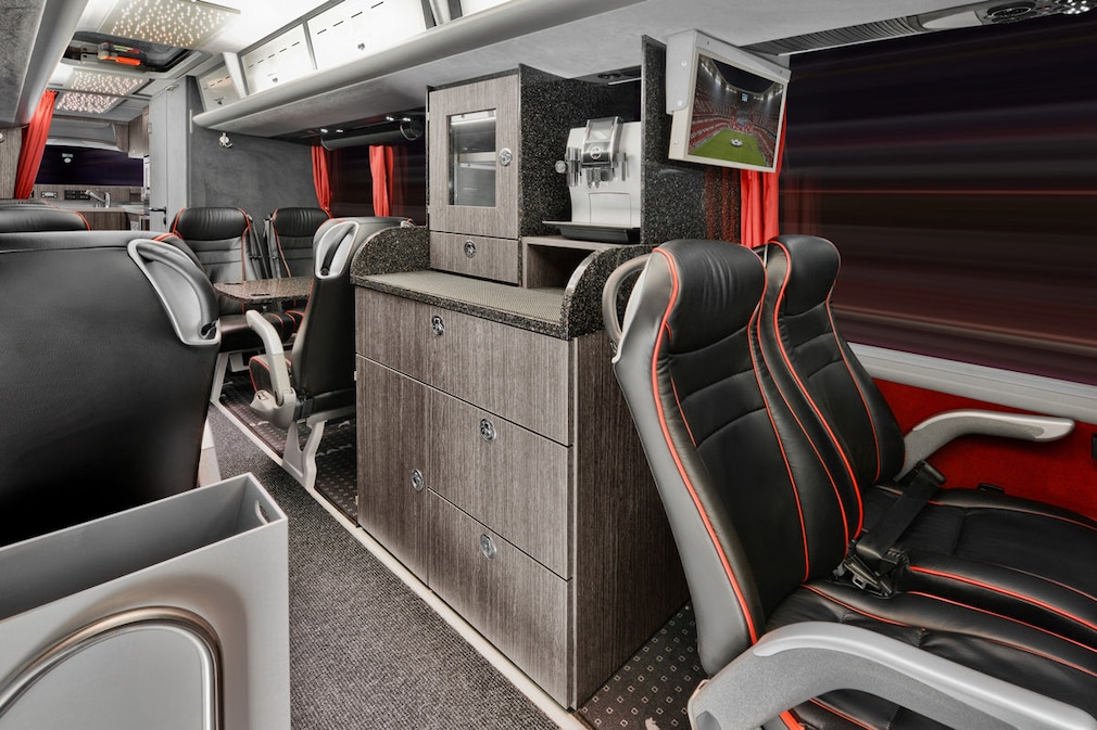 Die Mannschaftsbusse der Fußball-Bundesligisten