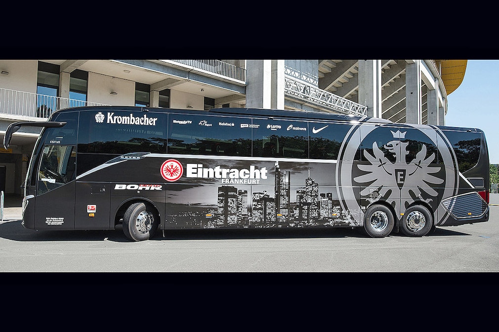 Die Mannschaftsbusse der Fußball-Bundesligisten