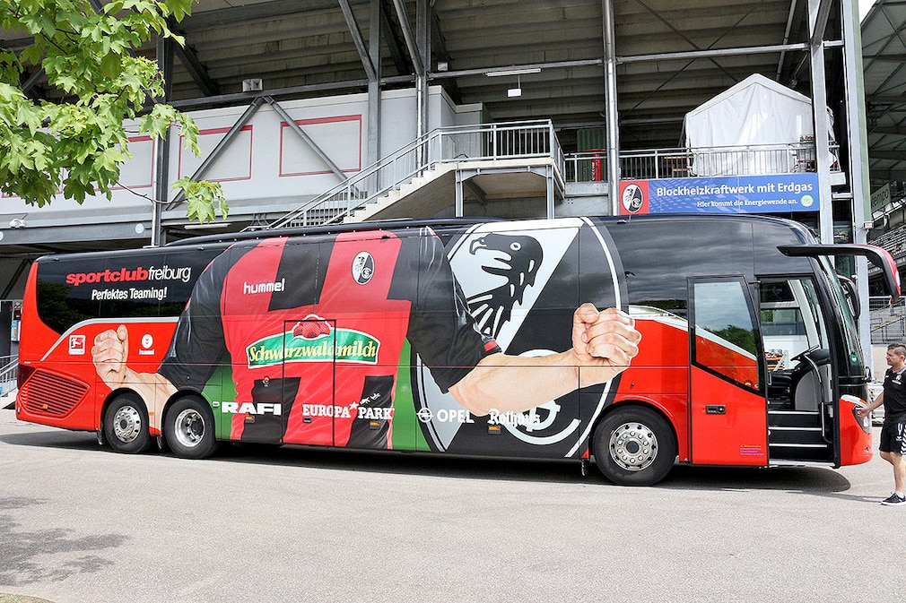 Die Mannschaftsbusse der Fußball-Bundesligisten