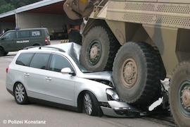 Panzer rollt in Vorgarten