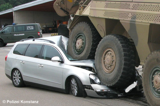 Panzer rollt in Vorgarten