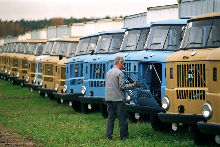 Die letzten 1.000 DDR-LKW vom Typ W-50 aus dem IFA-Fahrzeugwerk-Kombinat Ludwigsfelde bietet der norddeutsche Kaufmann Klaus Thiele derzeit interessierten Käufern in Heiligengrabe (Landkreis Prignitz-Ruppin) an.