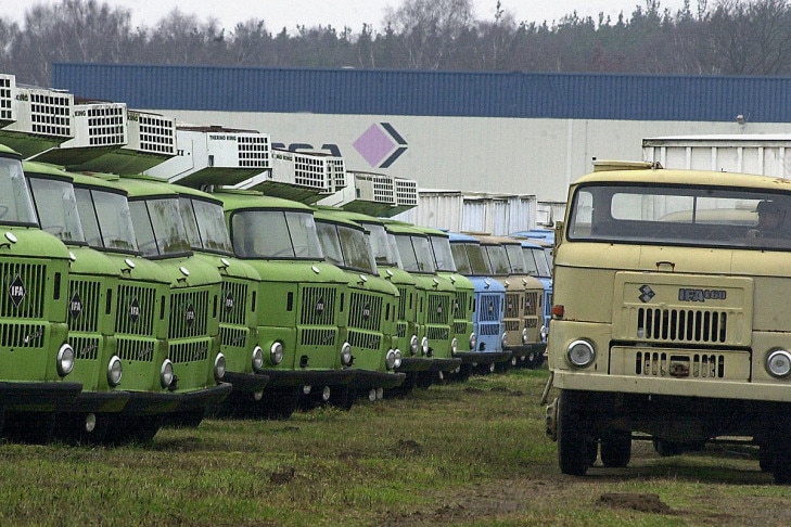 Ein LKW vom Typ W 50 rollt am 02.12.2002 von der Verkaufsfläche der Thiele GmbH auf dem Gewerbegebiet zwischen Heiligengrabe und Wittstock