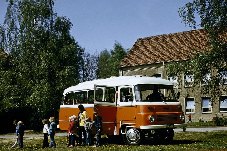 Kindertransport in Robur-Bus (1982)
