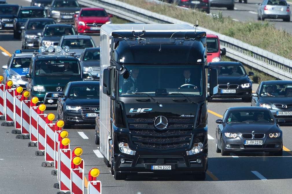 Daimler Trucks Mercedes-Benz Actros mit System Highway Pilot Daimler Trucks Mercedes-Benz Actros mit System Highway Pilot