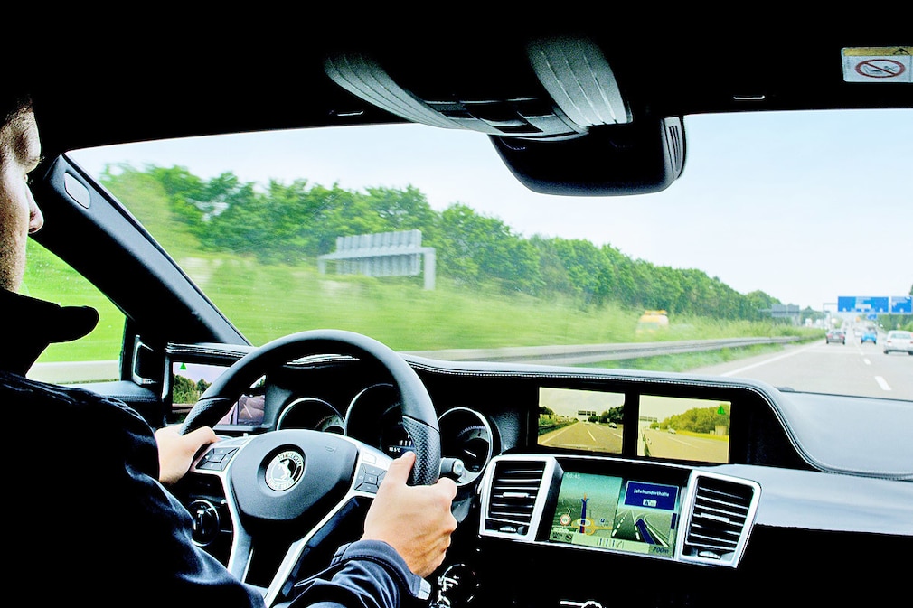 Außen- und Innenspiegel mit innovativen Kamera-Monitor-System
