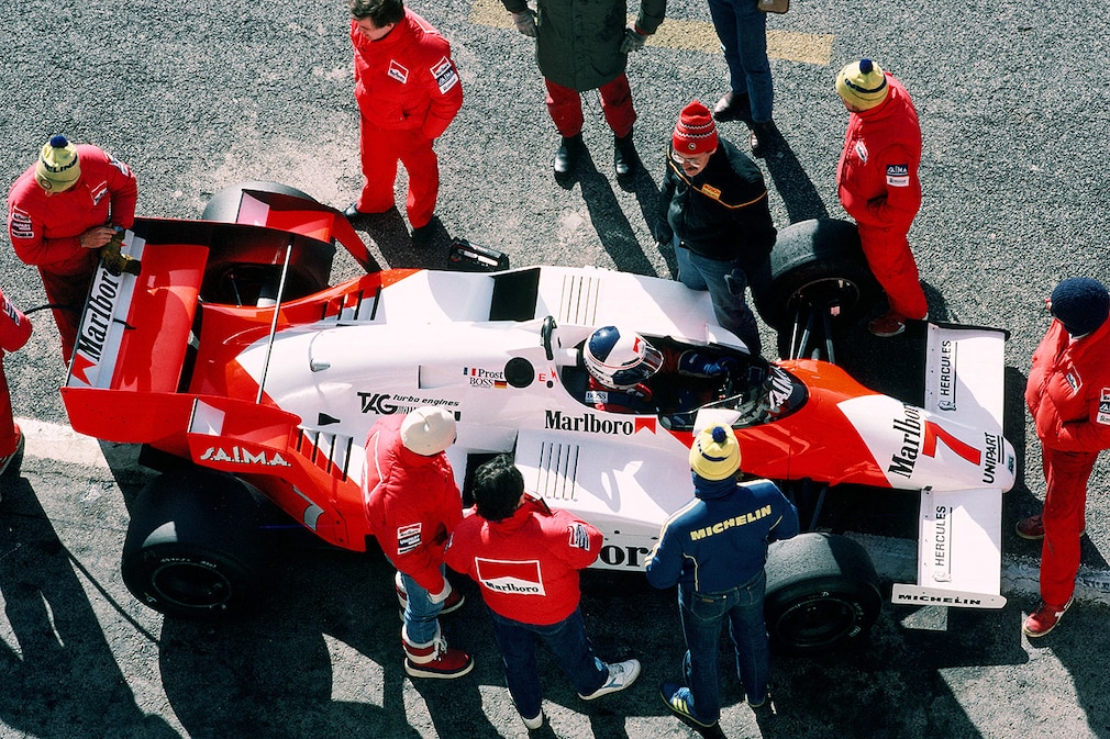 Bunte Mützen: Im Februar 1984 finden letzte Tests statt. Hier steht der McLaren-TAG-Porsche in der Boxengasse, im Cockpit Alain Prost.