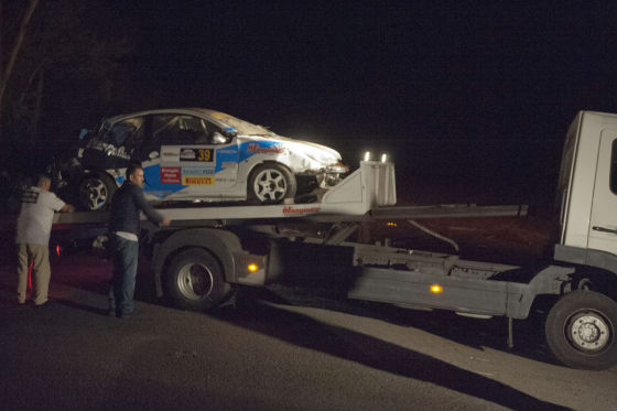 Rallyewagen auf Hänger
